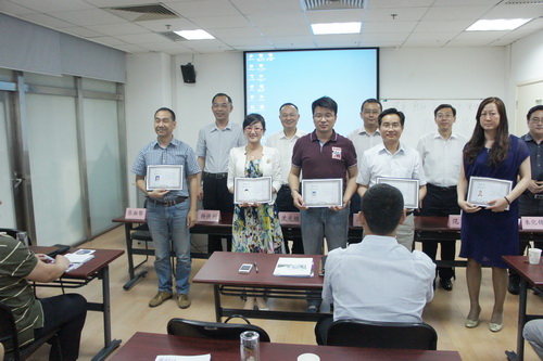 清華大學工商管理研修班2014年班級頒發(fā)結業(yè)證書合影