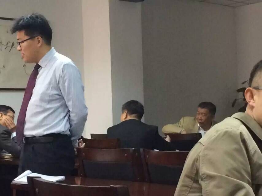 清華大學(xué)建筑總裁班老師在指點(diǎn)同學(xué)們