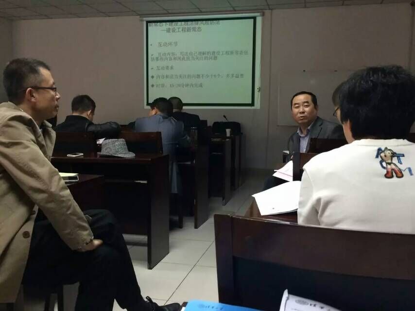 清華大學(xué)建筑業(yè)總裁班同學(xué)們積極討論問(wèn)題